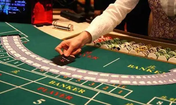 Pengguna memasang taruhan sepak bola lewat aplikasi lgo188